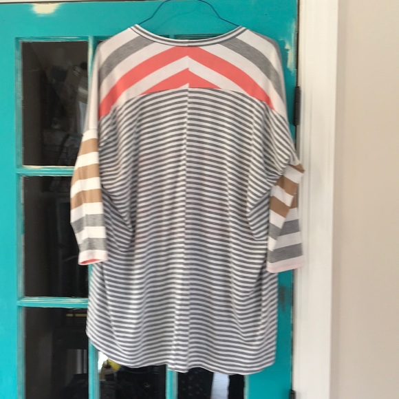 Asymmetrical Spring top - Picture 3 of 3